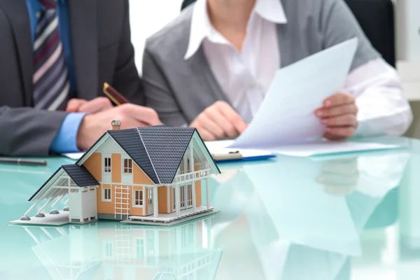 Faut-il passer par une agence pour acheter ou vendre un bien immobilier ?